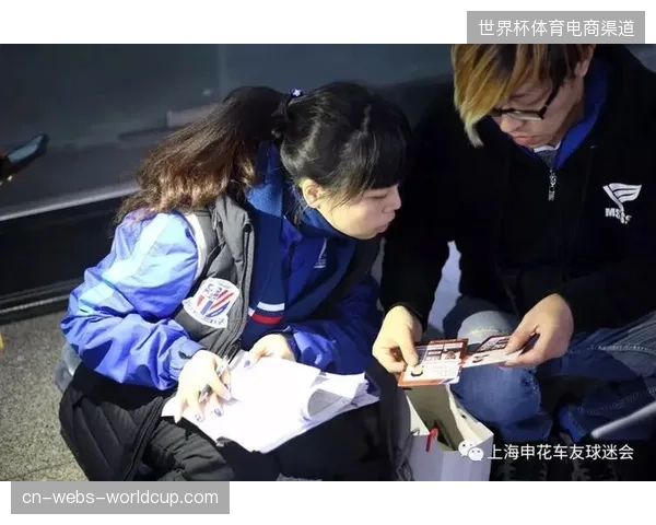 日本球迷远征团将成赛场蓝色风景，其赛后清理看台传统备受世界瞩目